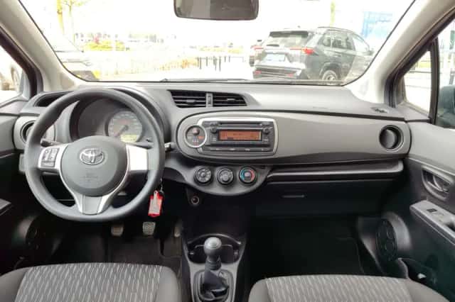 Toyota Yaris (2014) thumbnail 13