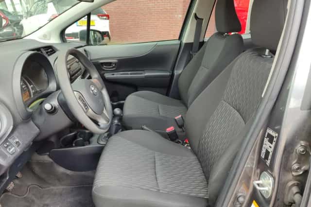 Toyota Yaris (2014) thumbnail 15