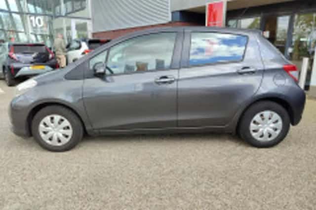 Toyota Yaris (2014) thumbnail 5