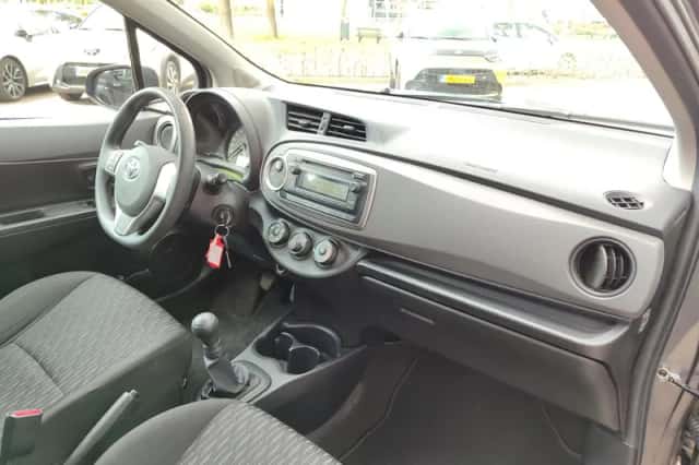 Toyota Yaris (2014) thumbnail 8