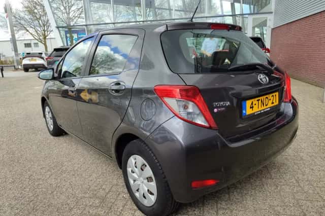 Toyota Yaris (2014) thumbnail 9