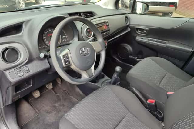 Toyota Yaris (2014) thumbnail 10