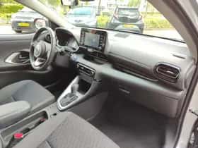 Toyota Yaris (2023) thumbnail 2