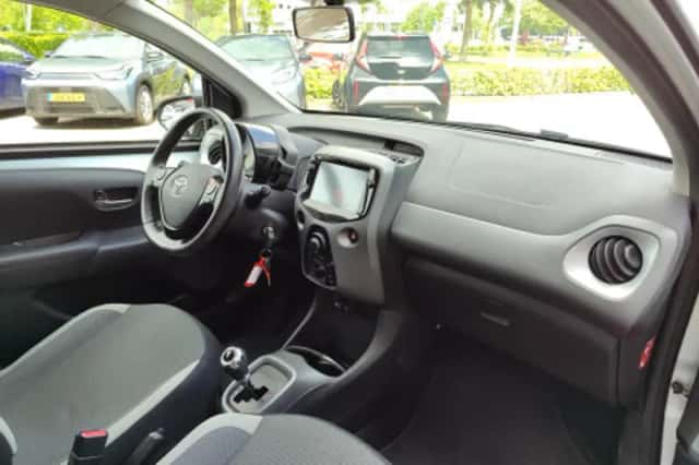 Toyota Aygo (2021) thumbnail 2