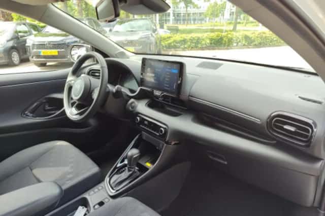 Toyota Yaris (2025) thumbnail 2