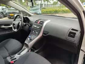 Toyota Auris (2011) thumbnail 8