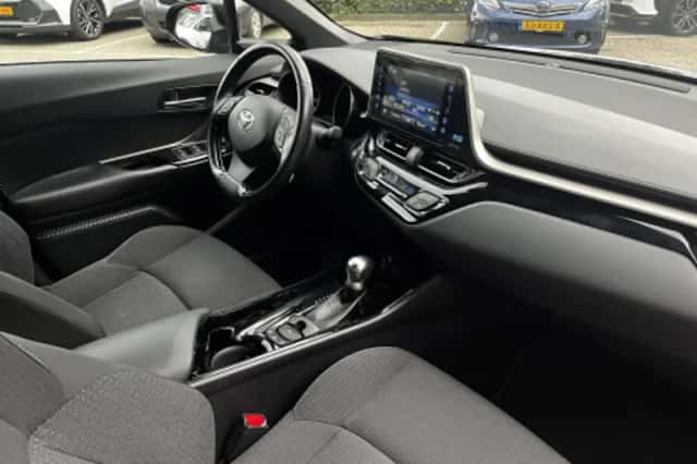 Toyota C hr (2018) thumbnail 2