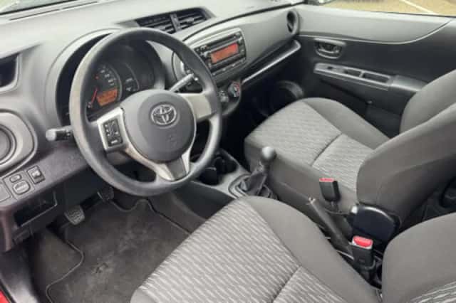Toyota Yaris (2014) thumbnail 2