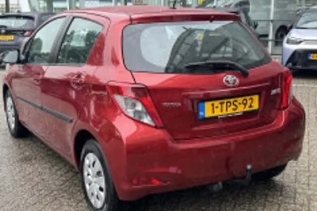 Toyota Yaris (2014) thumbnail 3
