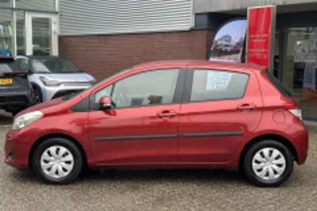Toyota Yaris (2014) thumbnail 5