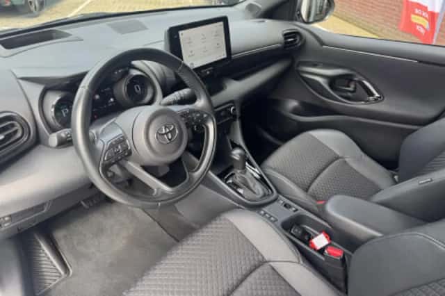 Toyota Yaris (2022) thumbnail 2