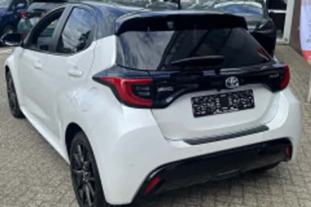 Toyota Yaris (2022) thumbnail 3