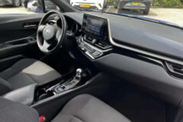 Toyota C hr (2019) thumbnail 4