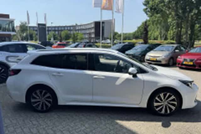 Toyota Corolla (2022) thumbnail 3
