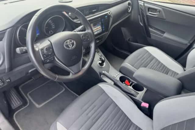 Toyota Auris (2015) thumbnail 2