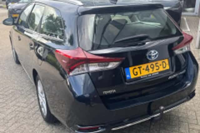Toyota Auris (2015) thumbnail 3
