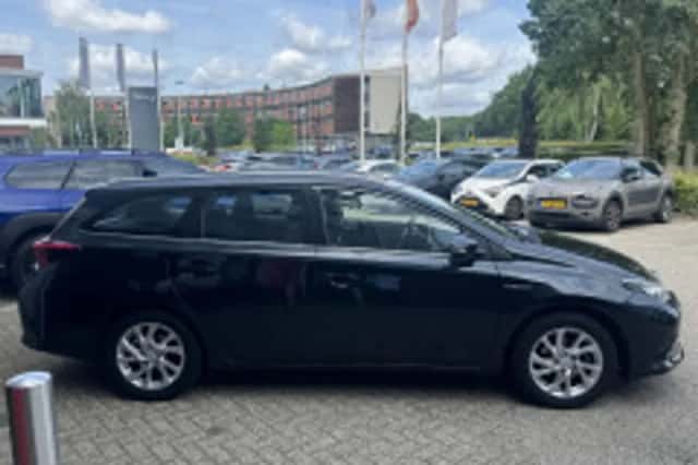 Toyota Auris (2015) thumbnail 6