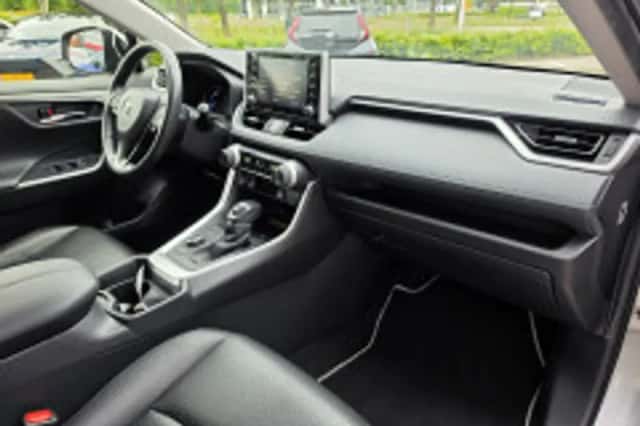 Toyota RAV4 (2021) thumbnail 4