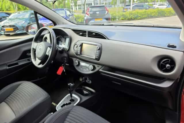 Toyota Yaris (2017) thumbnail 2