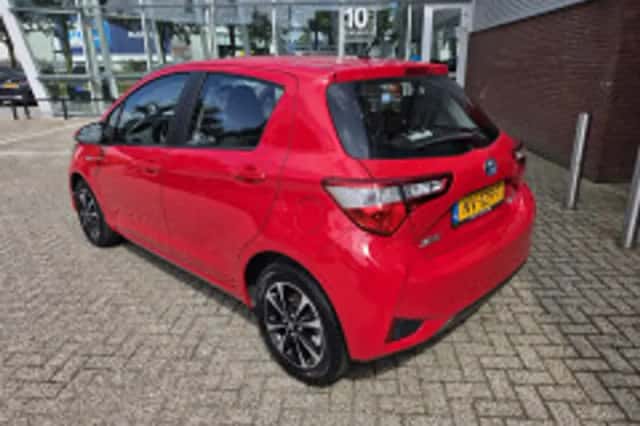 Toyota Yaris (2017) thumbnail 3