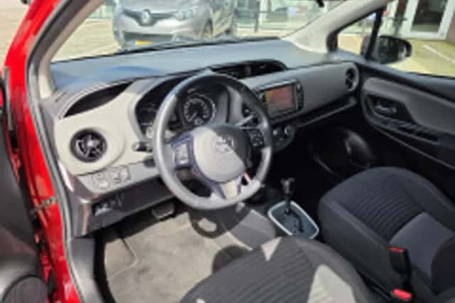 Toyota Yaris (2017) thumbnail 4