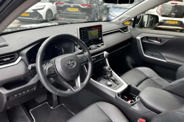Toyota RAV4 (2022) thumbnail 2