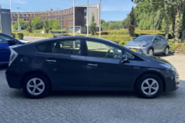Toyota Prius (2013) thumbnail 3