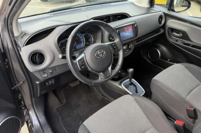 Toyota Yaris (2016) thumbnail 2