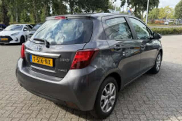 Toyota Yaris (2016) thumbnail 3