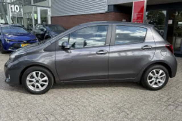 Toyota Yaris (2016) thumbnail 5