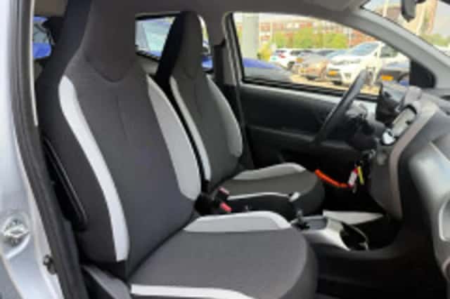 Toyota Aygo (2015) thumbnail 5