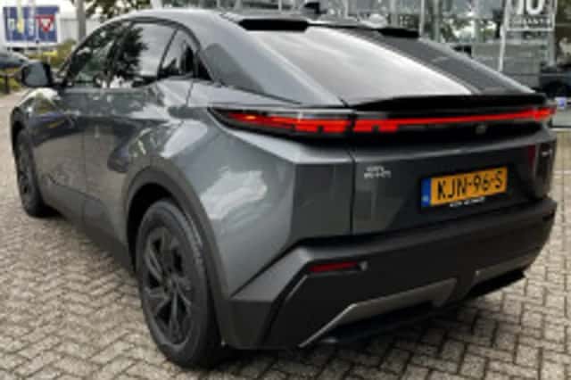 Toyota C-HR (2026) thumbnail 3