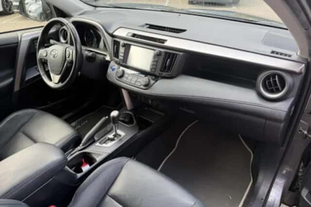 Toyota RAV4 (2017) thumbnail 2