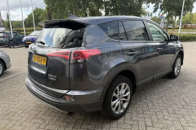 Toyota RAV4 (2017) thumbnail 3