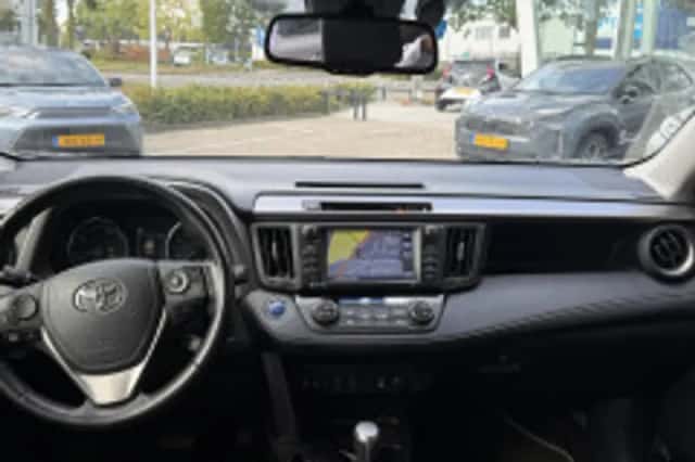 Toyota RAV4 (2017) thumbnail 6