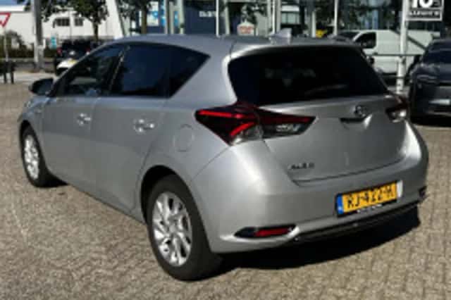 Toyota Auris (2017) thumbnail 3
