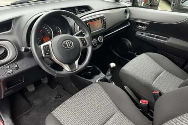 Toyota Yaris (2013) thumbnail 2