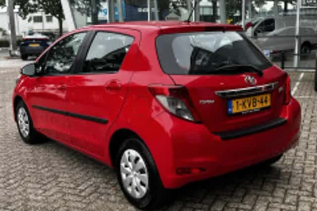 Toyota Yaris (2013) thumbnail 3
