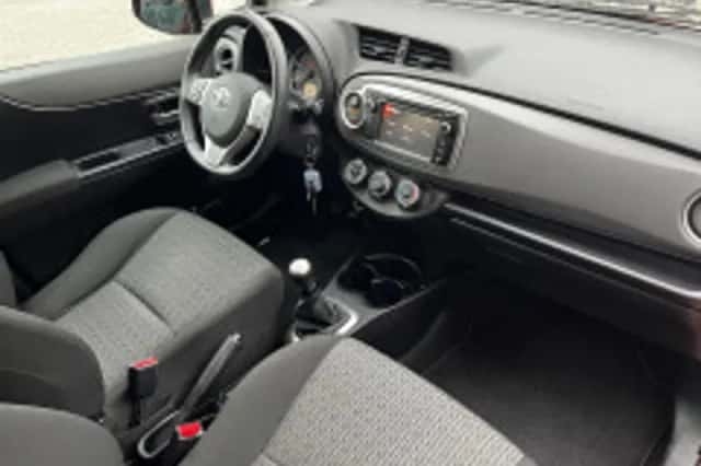 Toyota Yaris (2013) thumbnail 4