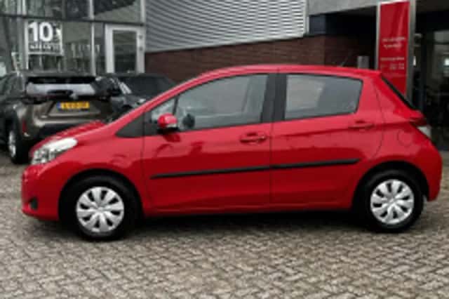Toyota Yaris (2013) thumbnail 5