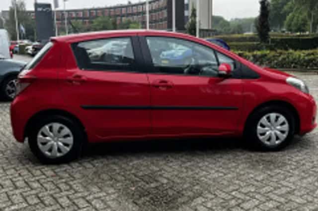 Toyota Yaris (2013) thumbnail 6