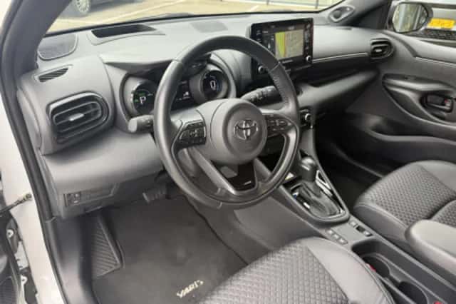 Toyota Yaris (2021) thumbnail 2