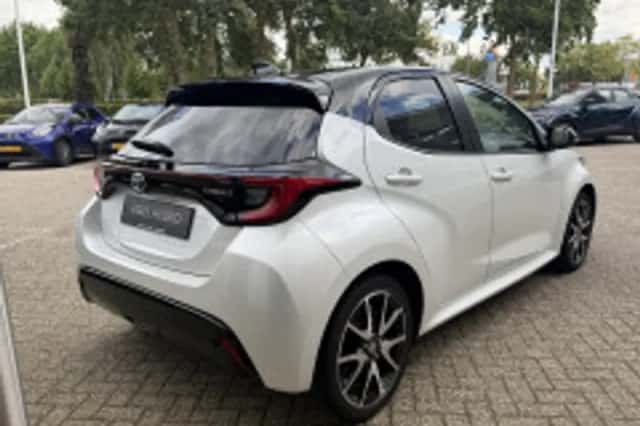 Toyota Yaris (2021) thumbnail 3