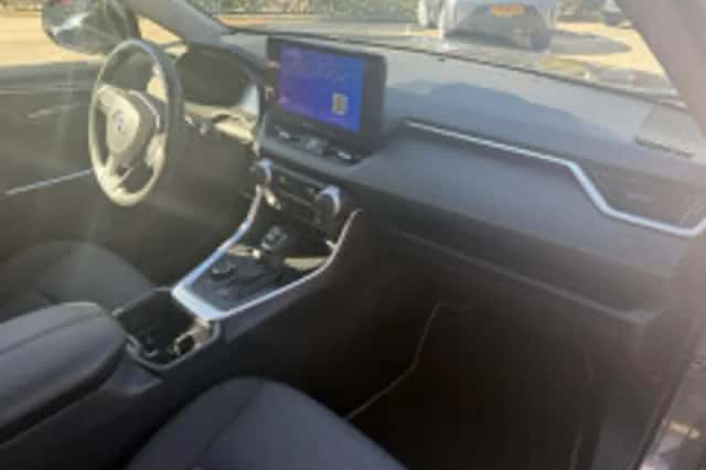 Toyota RAV4 (2024) thumbnail 4
