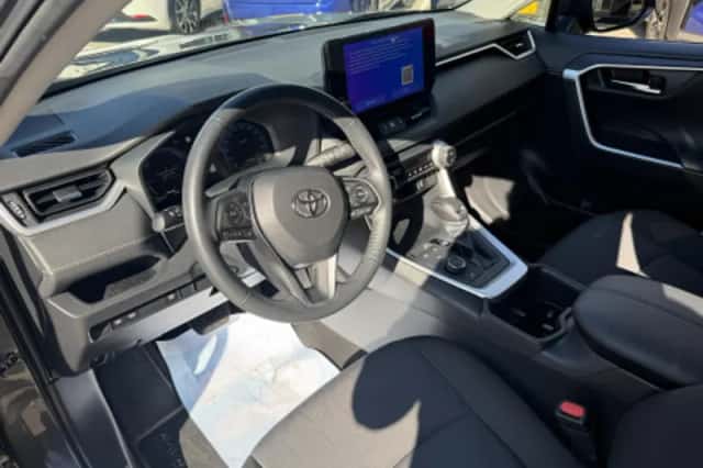 Toyota RAV4 (2024) thumbnail 2