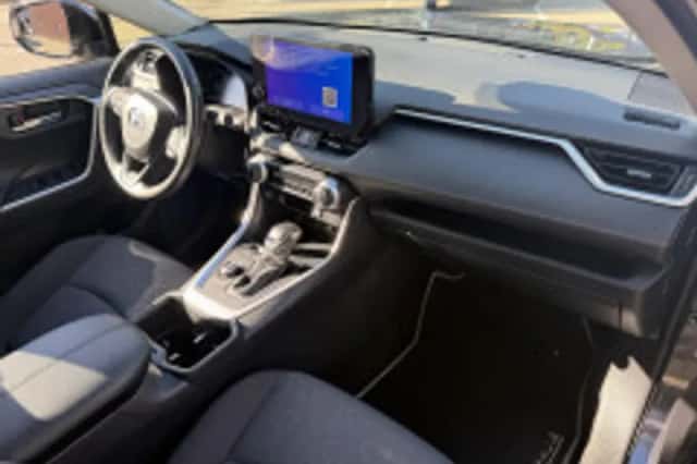 Toyota RAV4 (2024) thumbnail 4