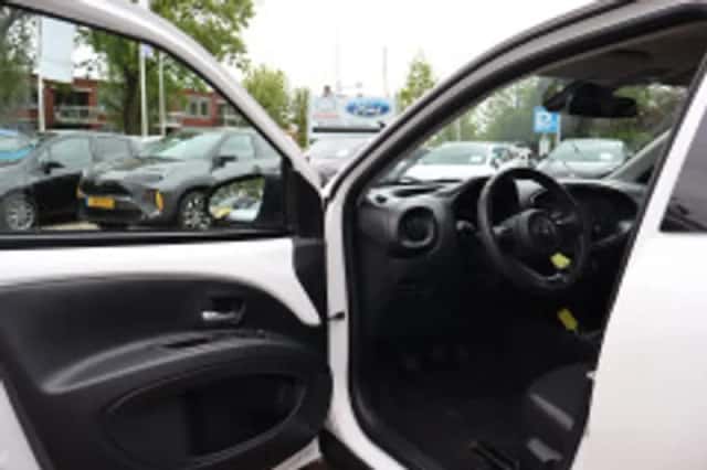 Toyota Aygo (2023) thumbnail 5