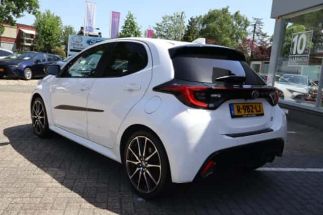 Toyota Yaris (2022) thumbnail 2