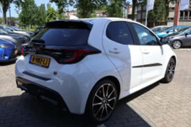 Toyota Yaris (2022) thumbnail 3
