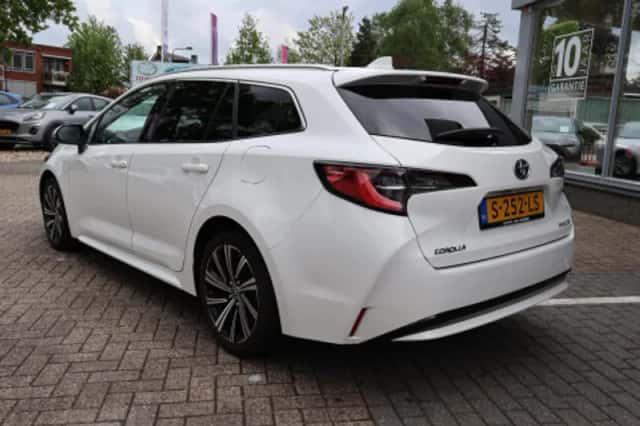 Toyota Corolla (2023) thumbnail 2